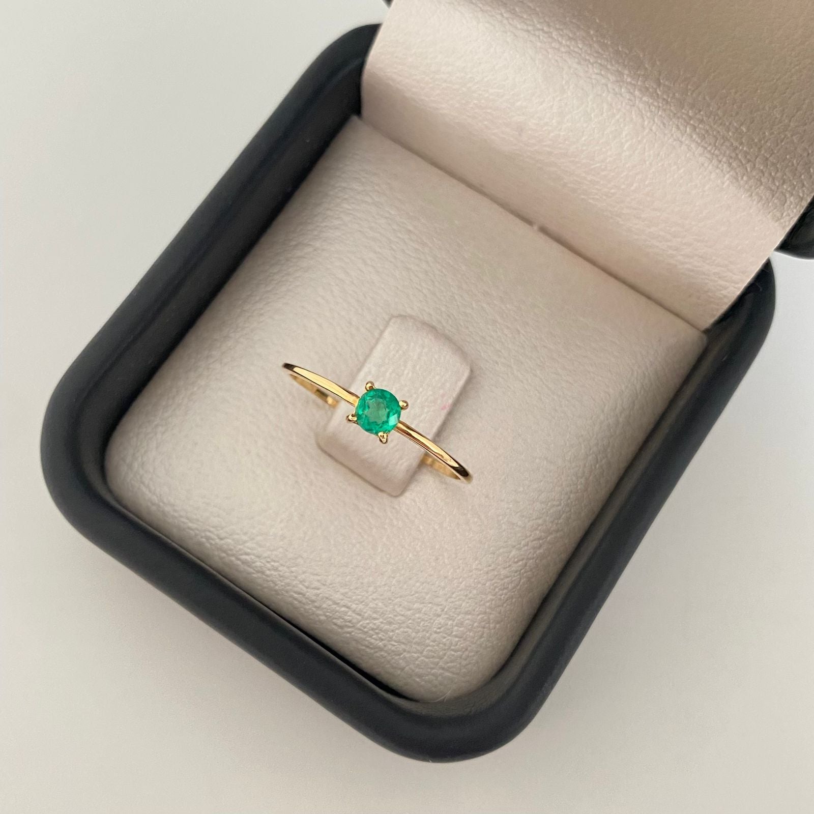 Anillo solitario esmeralda liso Oro amarillo 18k / Talla 7 3/4 / 0,8 Gr